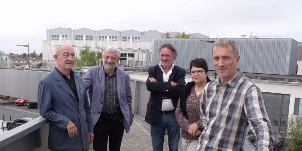les-architectes-jacques-puissant-dominique-noel-et-bruno-gerbier-le-realisateur-jean-marie-bertineau-au-centre-et-catherine-bouilleau-secretaire-generale-du-festival
